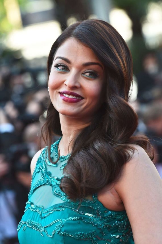 Aishwarya Rai Stops Red Carpet Traffic in Elie Saab